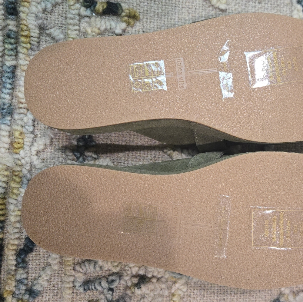 Dolce Vita Olive Flats - Picture 3 of 4